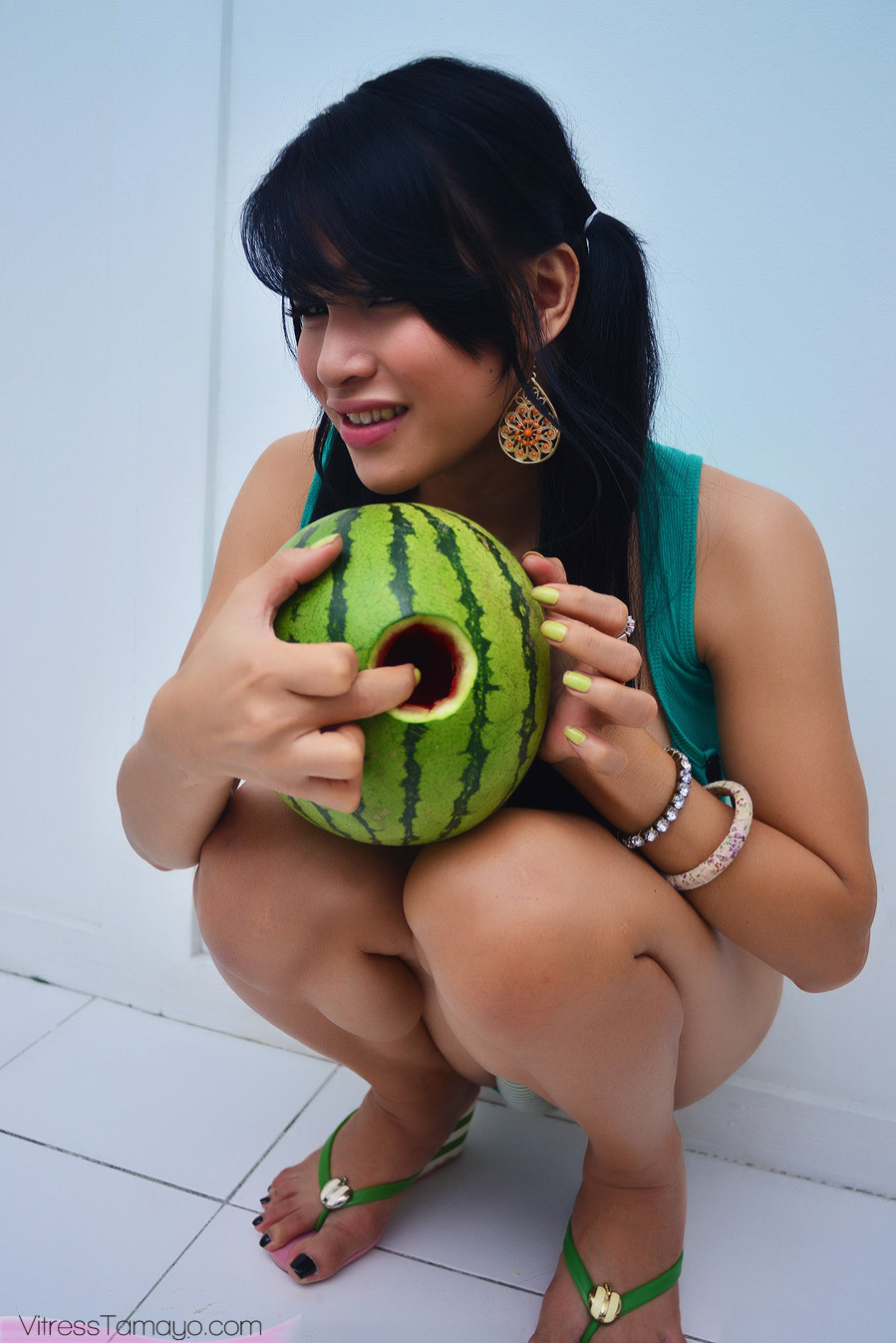 Petite asiatische Shemale mit großen Titten fickt eine Wassermelone
 #77879669