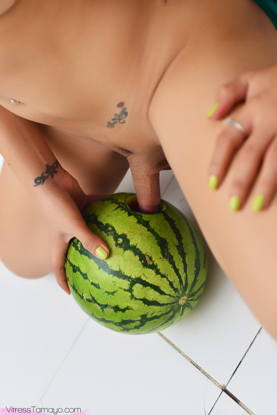 Petite asiatische Shemale mit großen Titten fickt eine Wassermelone
 #77879701