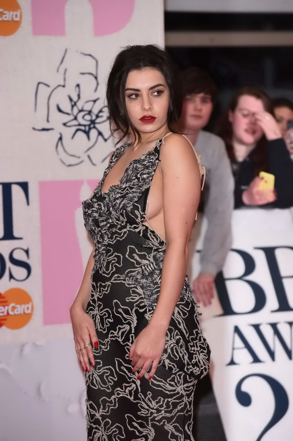 Charli xcx zeigt nackte Sideboob braless in monochromem rückenfreiem Kleid bei 2015 br
 #75171559