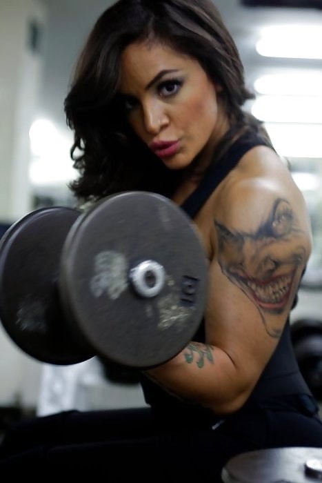 Bodybuilders femminili caldi con muscoli enormi
 #71002429