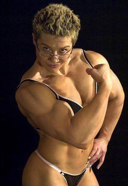 巨大な筋肉を持つホットな女性ボディビルダー
 #71002450