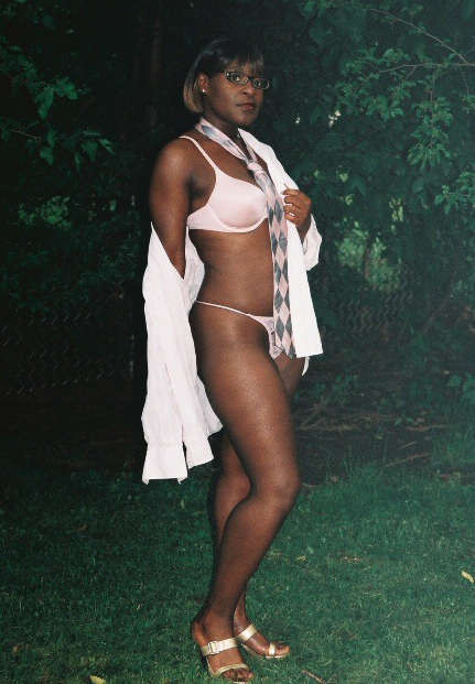 Une fille noire aux cheveux courts pose comme un mannequin
 #73358486