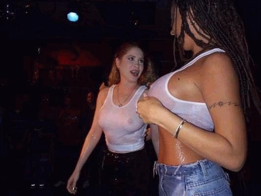 Trashy vollbusige Babes fast nackt und bekommen ihre Tops nass
 #76396244