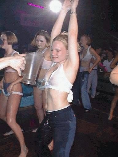 Trashy vollbusige Babes fast nackt und bekommen ihre Tops nass
 #76396249