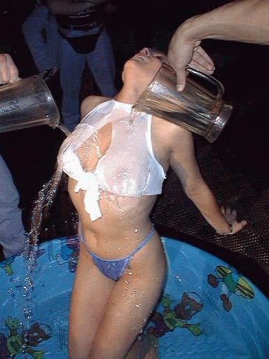 Trashy vollbusige Babes fast nackt und bekommen ihre Tops nass
 #76396251
