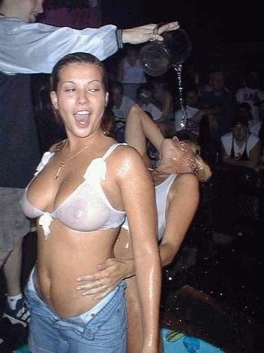 Trashy vollbusige Babes fast nackt und bekommen ihre Tops nass
 #76396257