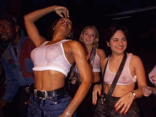 Trashy vollbusige Babes fast nackt und bekommen ihre Tops nass
 #76396261
