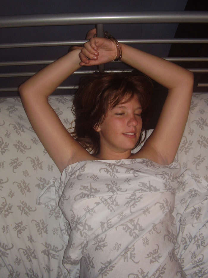 Photos d'une nana aux gros seins, menottée sur son lit.
 #73093720