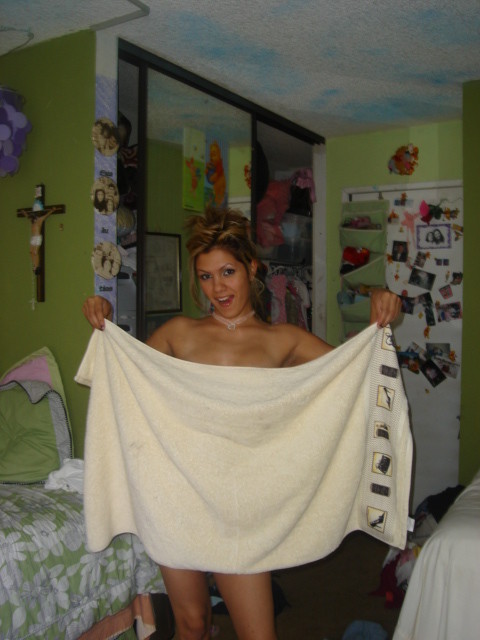 Immagini di una ragazza della porta accanto che ama andare in topless per il suo bf
 #67903081