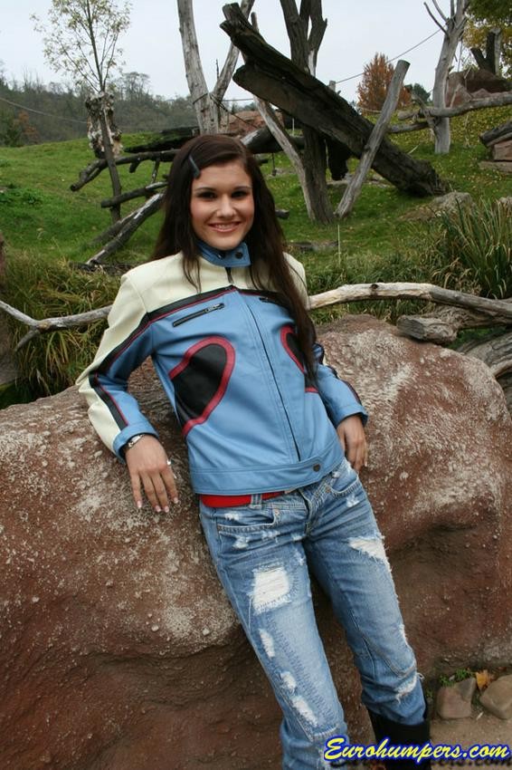 Europea hottie acariciando y besando un poste
 #74919771