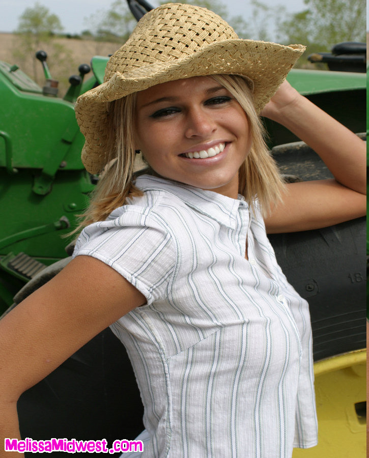 Melissa midwest en la granja junto a un tractor
 #67450751