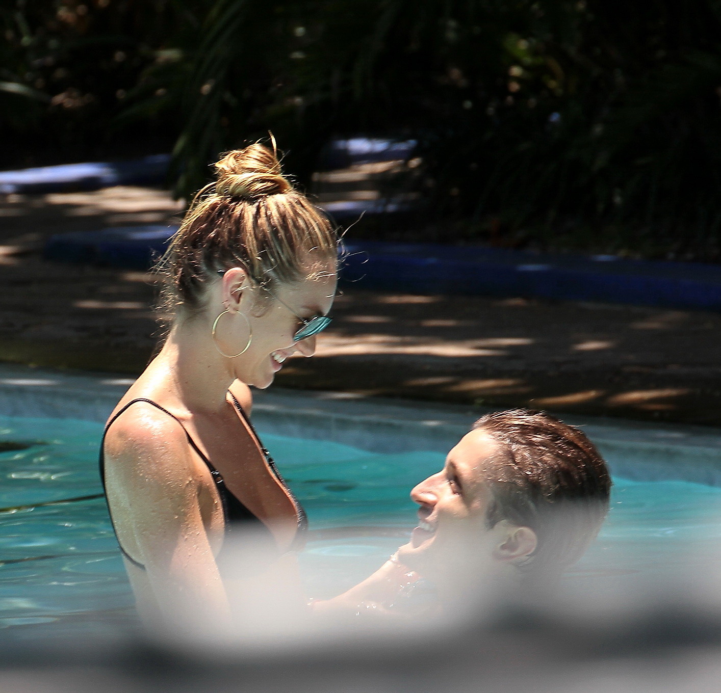 Candice swanepoel en bikini negro sexy acariciando con su novio en la piscina en
 #75231103