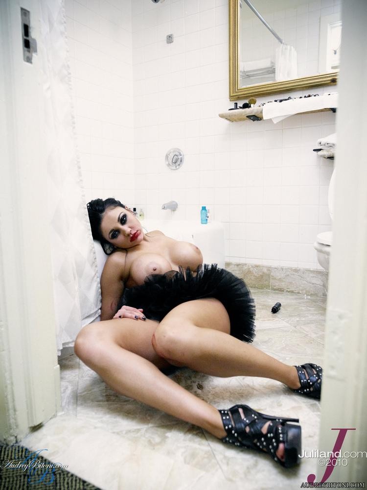 Audrey bitoni posiert im Badezimmer
 #79101354