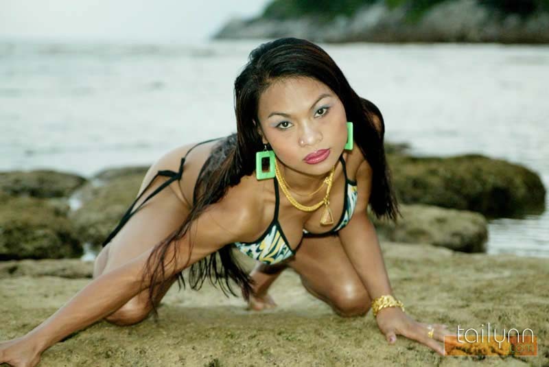 Asian babe tailynn posiert auf einem thailändischen Strand
 #67726204