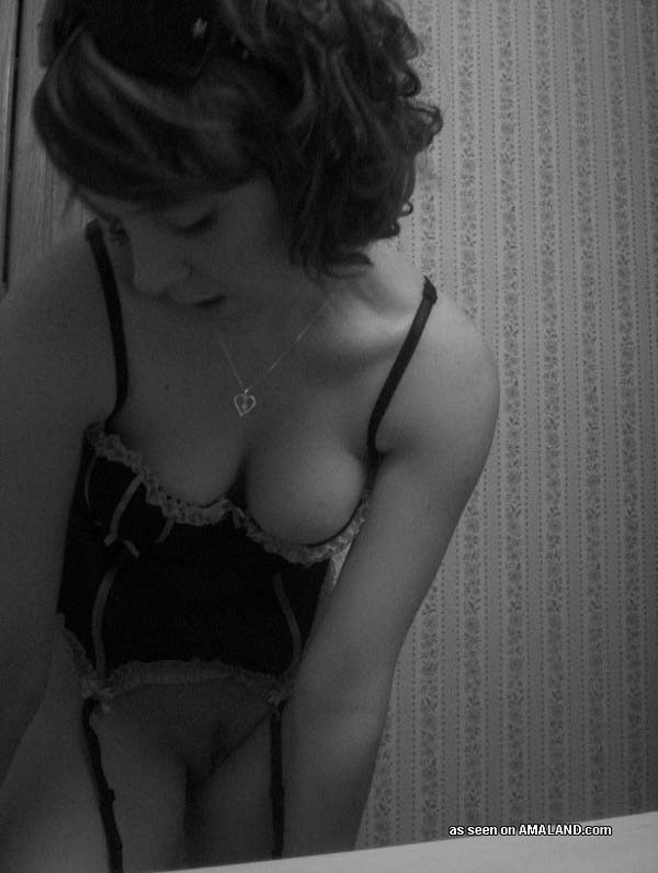 Bilder von einer oben ohne gf in schwarz und weiß
 #75716111