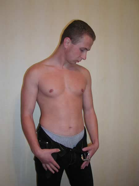 Sexy amateur quitándose el jean
 #77010030