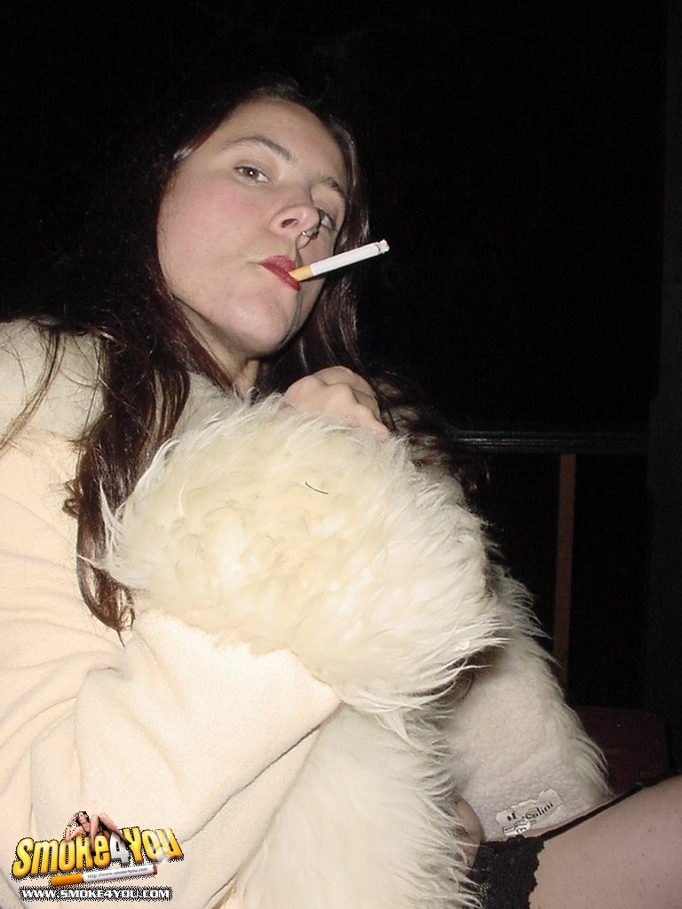 Abigail se pone a fumar en una loca fiesta fetichista
 #76573989