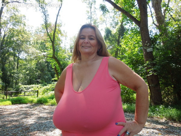 Milf amateur tetona mostrando sus pechos gigantes al aire libre
 #67448416