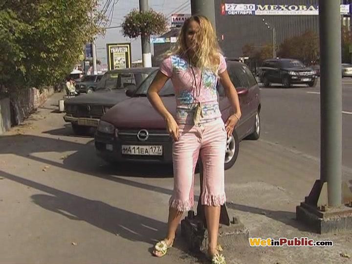 Gelockte Blondine pinkelt in ihre sexy rosa Hose auf der Straße
 #73256087