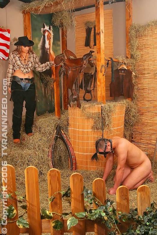 Schöne, aber grausame Rodeo-Herrin diszipliniert ihren Ponyboy
 #72217467