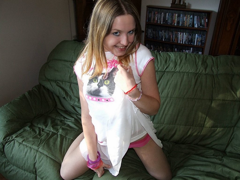 Adorable petite teenie Ausziehen ihre rosa Höschen
 #78662721