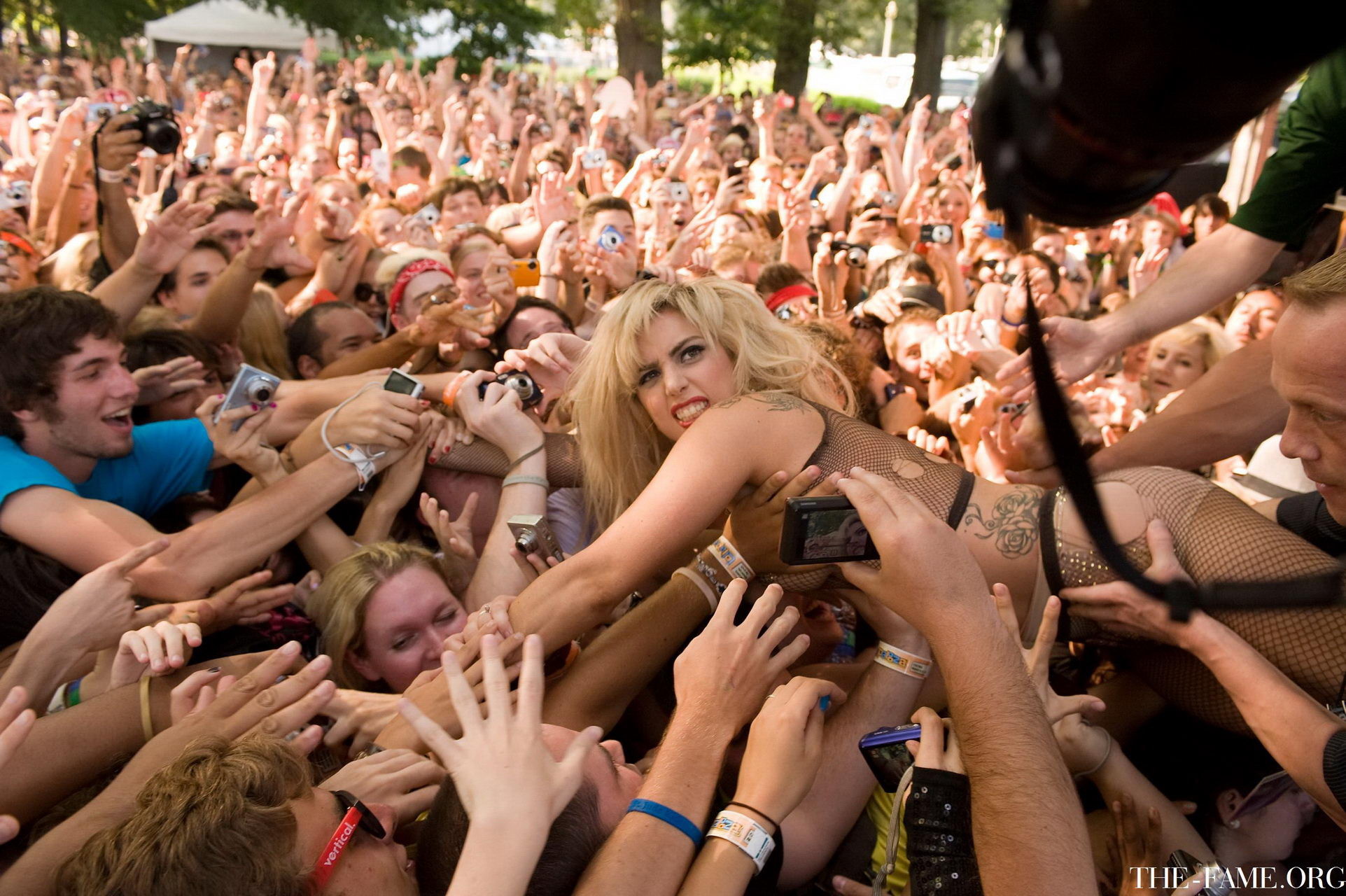 Lady Gaga beim Crowd-Surfen auf dem Lollapalooza nur mit Netzstrümpfen bekleidet
 #75337802
