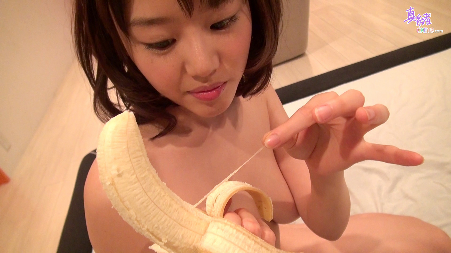 日本の女の子がバナナを吸う
 #70864189