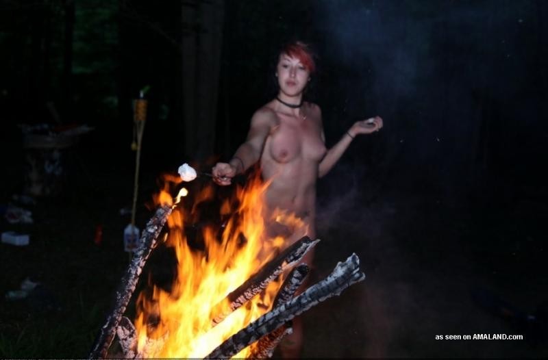 野外で全裸になっているワイルドなシーンのベイビーの写真集
 #75701952