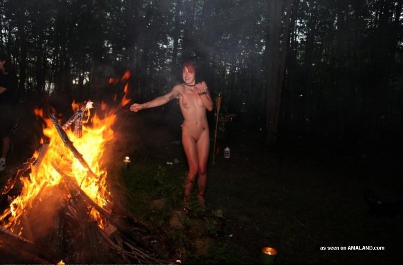 Colección de una escena salvaje nena totalmente desnuda al aire libre
 #75701960