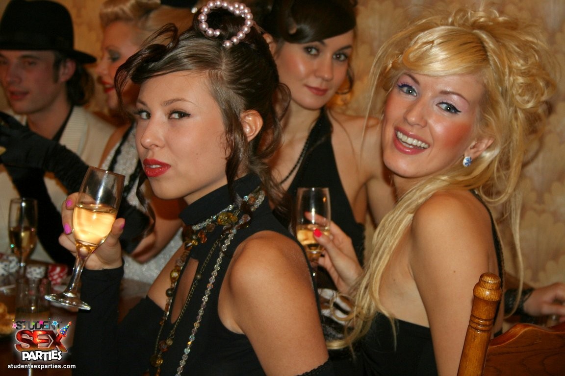 Chicas en ropa retro folladas duro
 #68487812