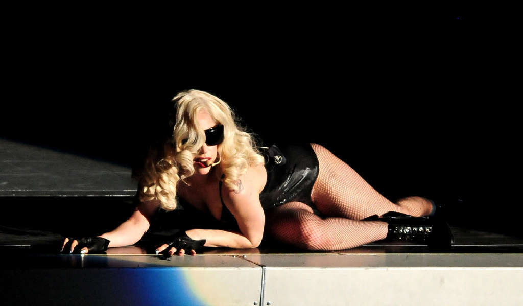 Lady Gaga spread her legs wide in fishnets stockings on stage and upskirt papara #75367110