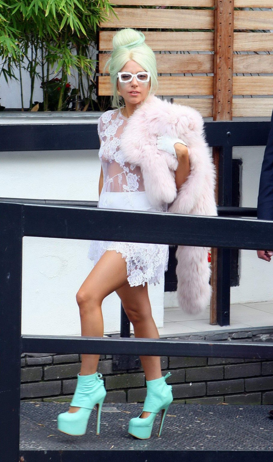 Lady Gaga, seins nus dans une robe en dentelle transparente, se rend aux studios de la chaîne Itv à Londres.
 #75286298