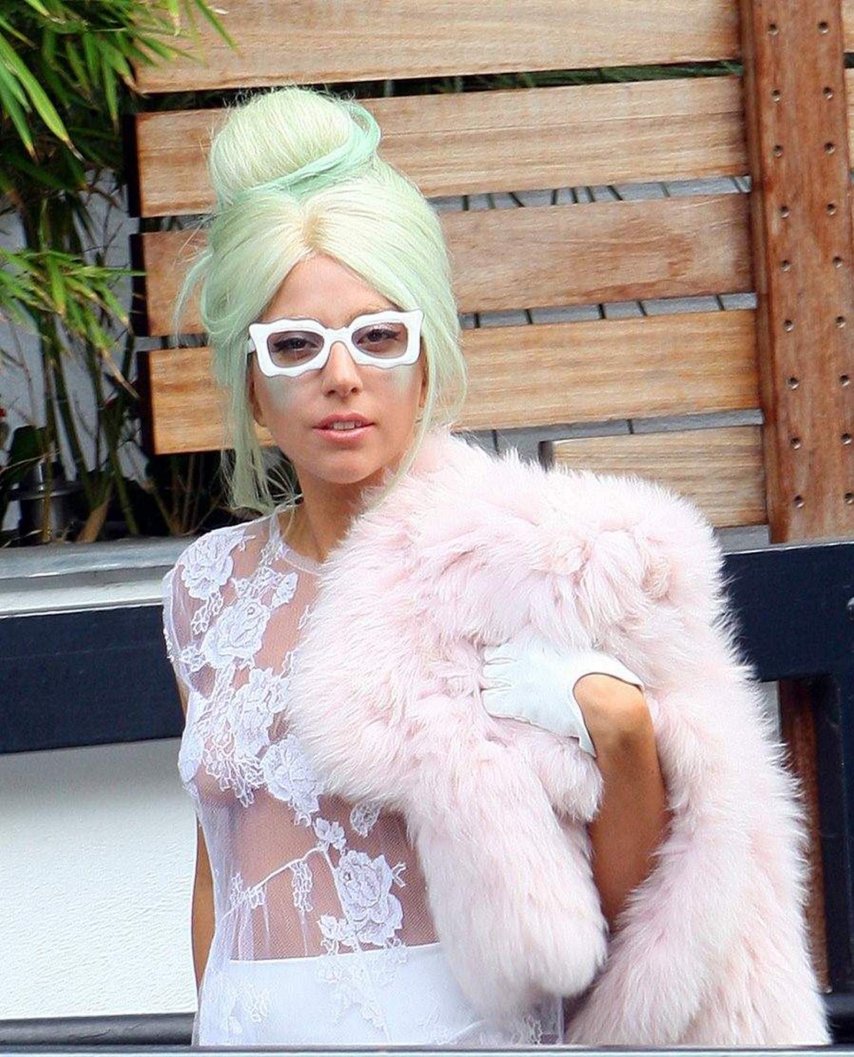Lady Gaga brustfrei in durchsichtigem Spitzenkleid auf dem Weg zu den itv-Studios in London
 #75286300