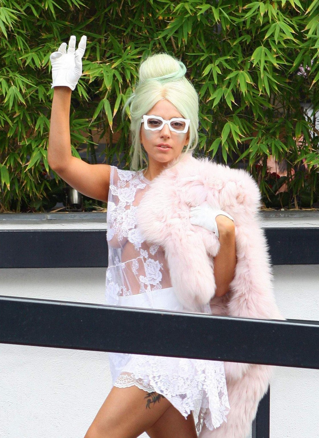 Lady Gaga brustfrei in durchsichtigem Spitzenkleid auf dem Weg zu den itv-Studios in London
 #75286315