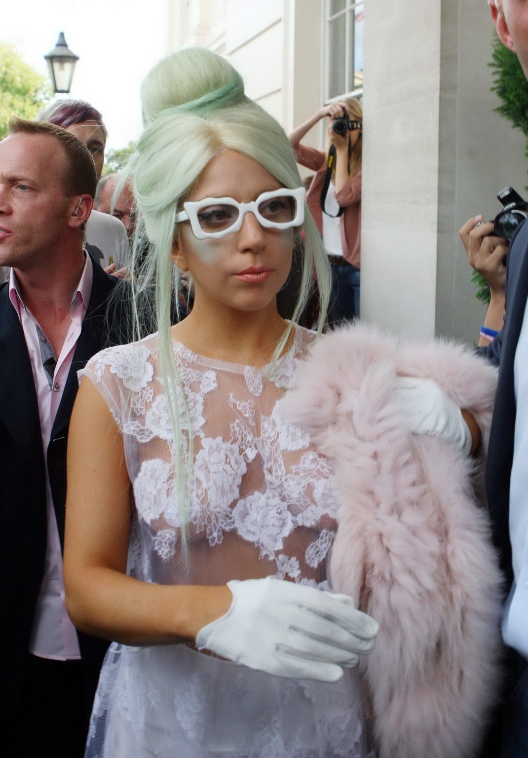Lady Gaga, seins nus dans une robe en dentelle transparente, se rend aux studios de la chaîne Itv à Londres.
 #75286344
