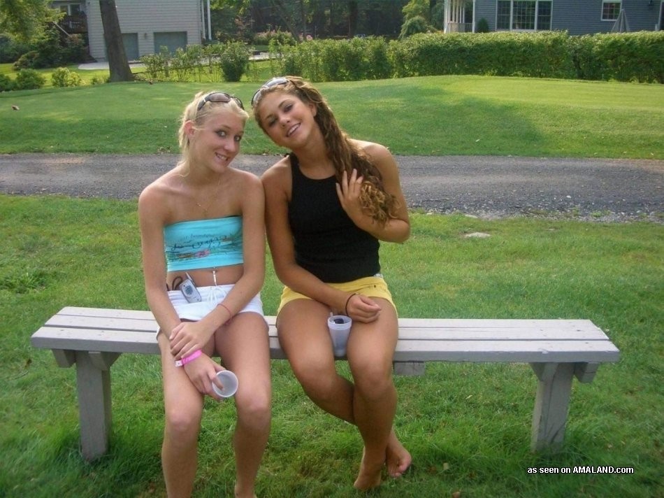 Amateur lesbische achtzehn Jahre alte Freundinnen in hausgemachten Bildern
 #68367425