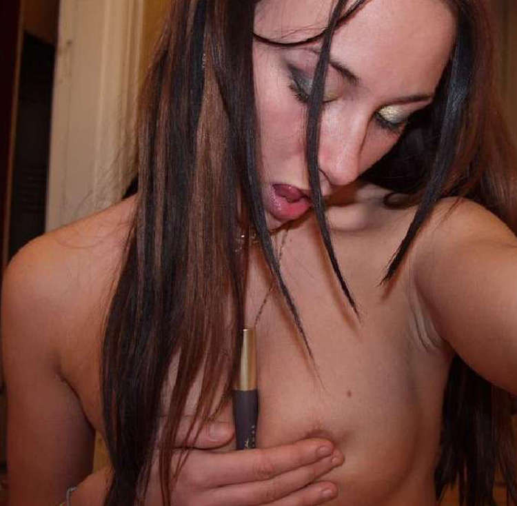 Foto di una ragazza arrapata che si masturba con il suo giocattolo preferito
 #75782374