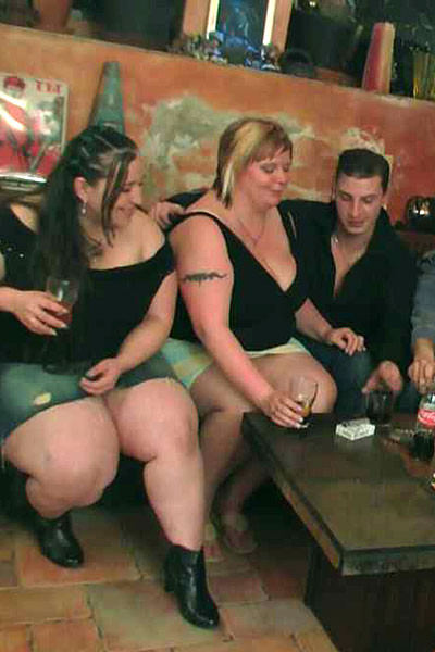 La gorda borracha de la fiesta de las mujeres se pone de rodillas para que le metan mano
 #71767677