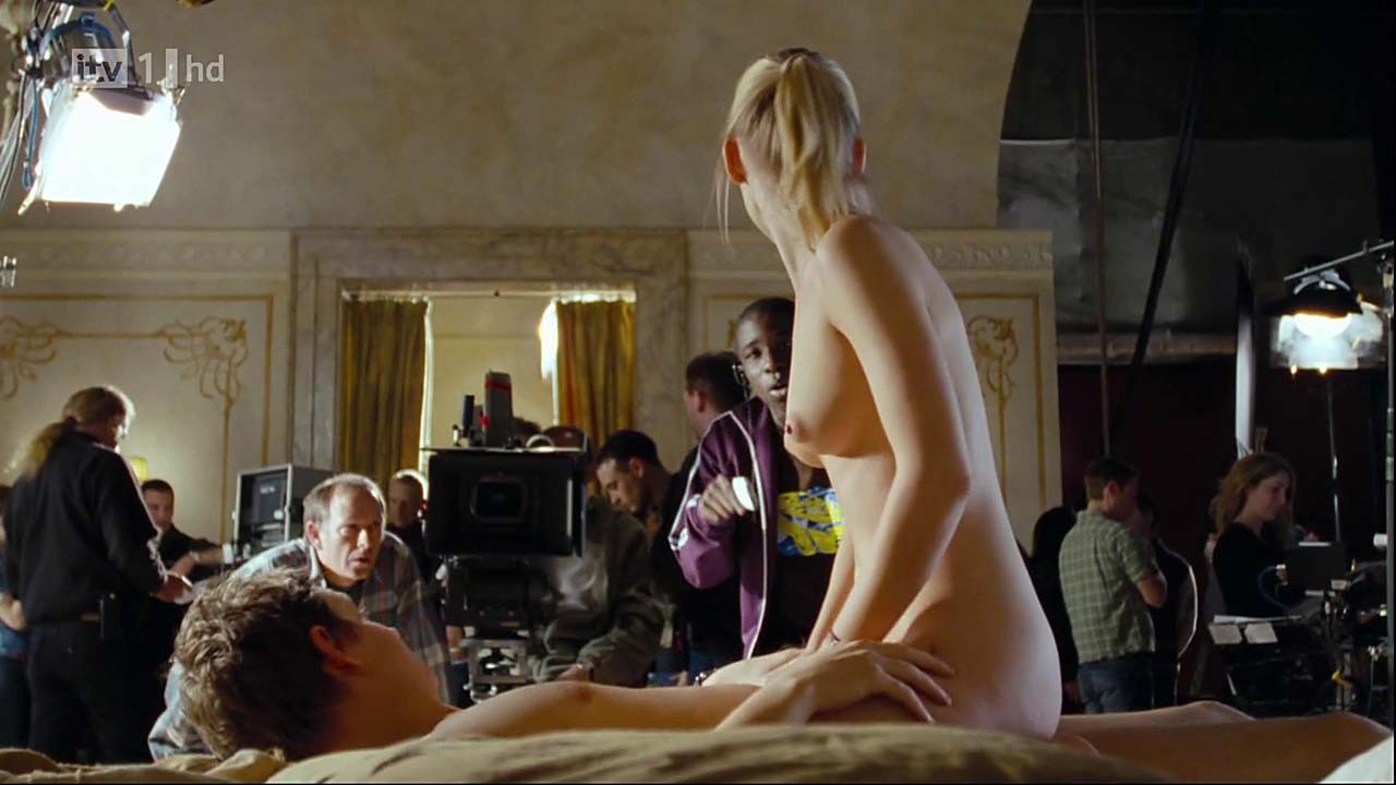 Joanna page entblößt ihre schönen Brüste und fickt hart im Film
 #75321795
