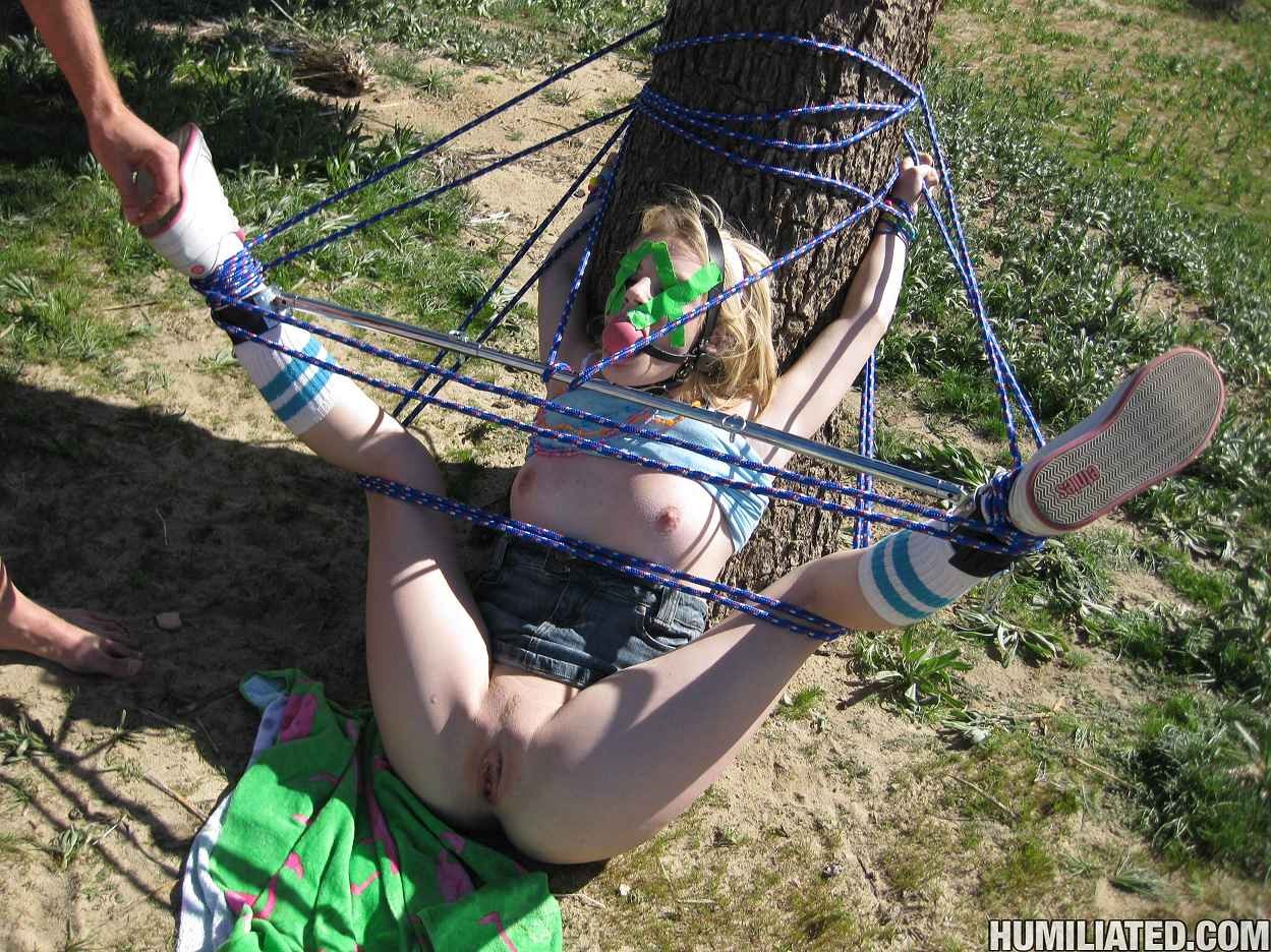 Ally Ann baisée sans défense par l'arbre.
 #72181100