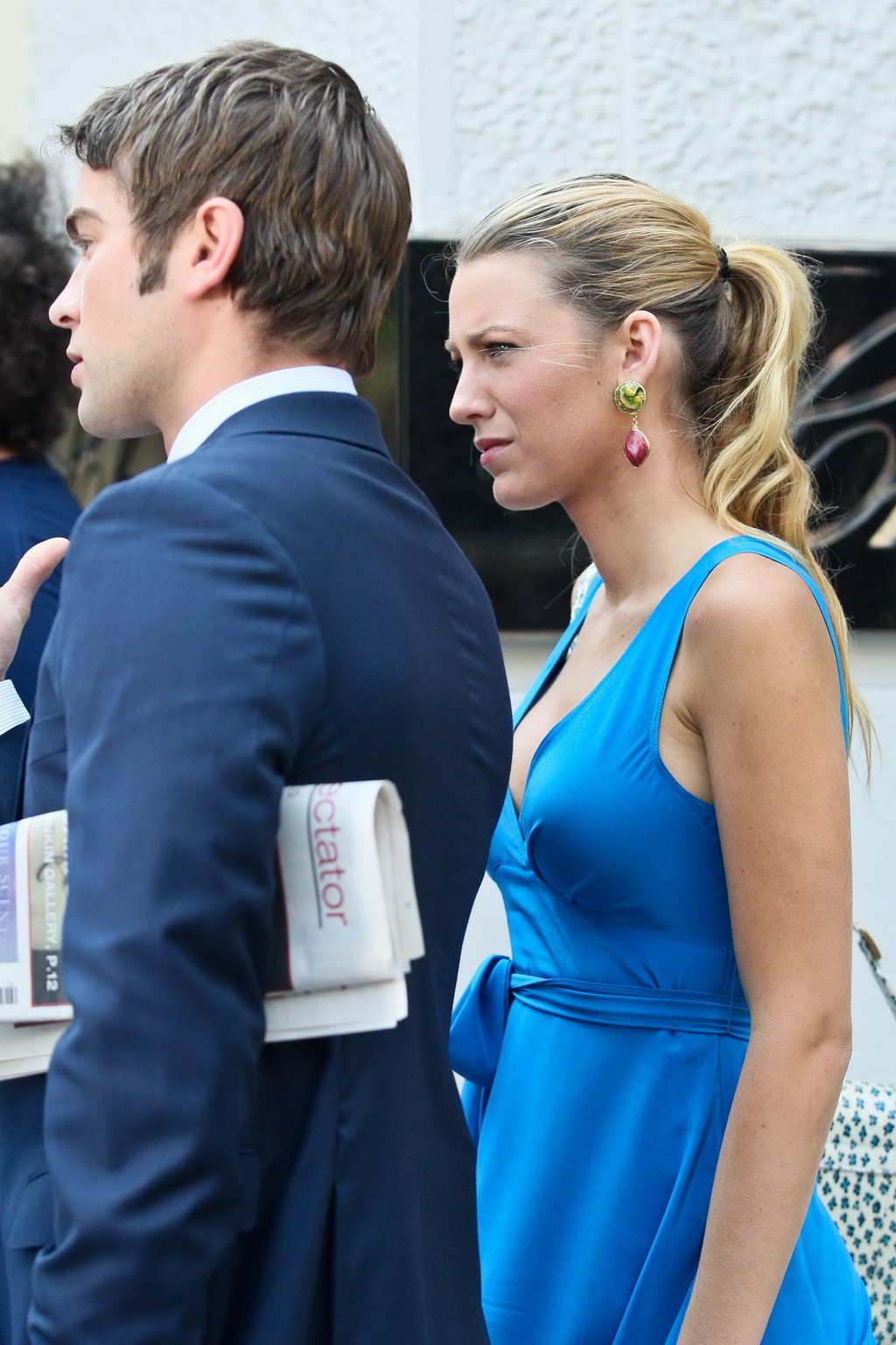 Blake lively mostrando un gran escote con un maxi vestido azul en el set de gossip g
 #75256940