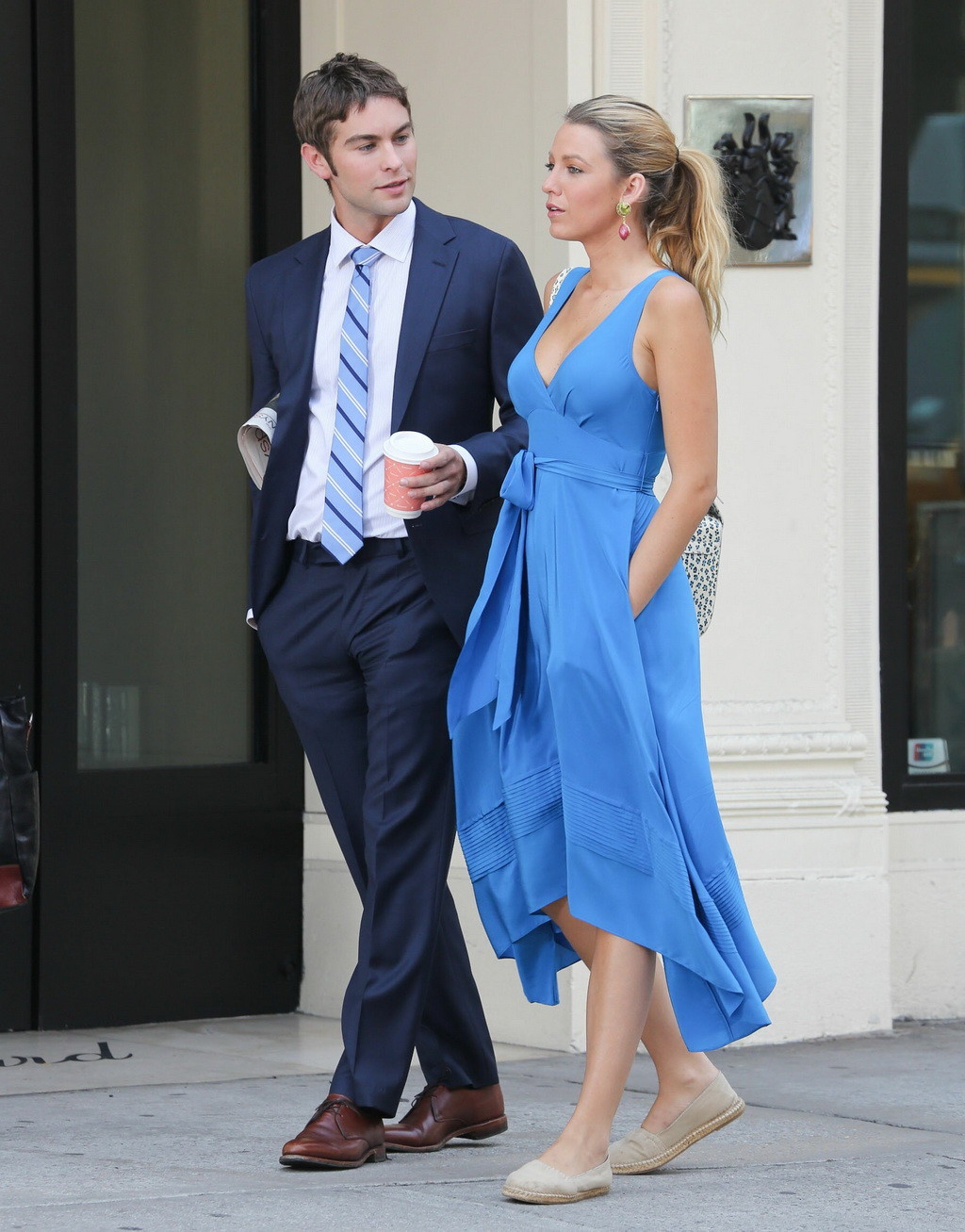 Blake lively mostrando un gran escote con un maxi vestido azul en el set de gossip g
 #75256951