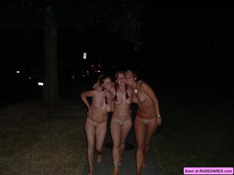 Mujeres que muestran su desnudez
 #67490402