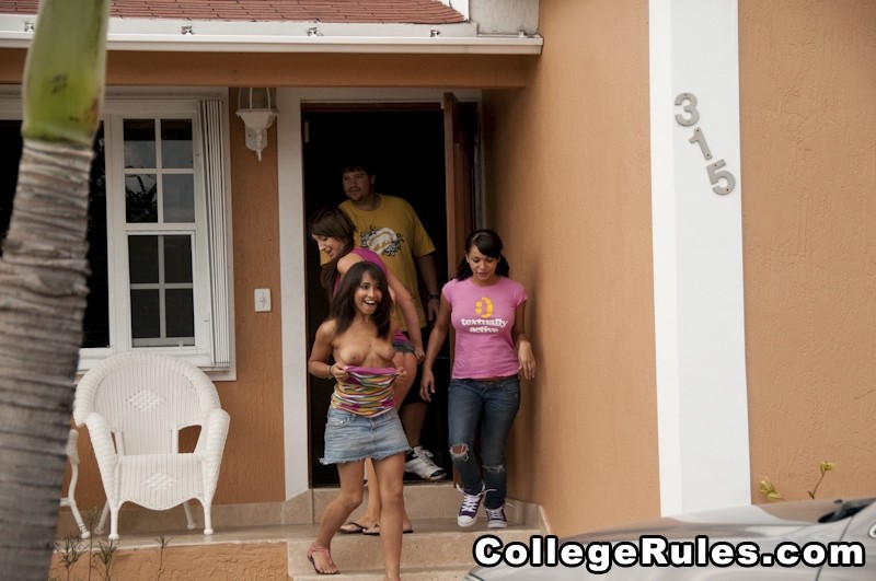 College-Party wird bald zu einer Hardcore-College-Orgie
 #77089706