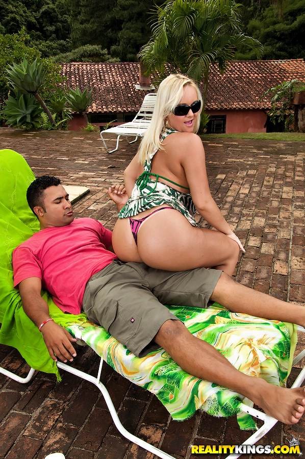 Schöne heiße fucking brasilianische Babe bekommt ihre erstaunliche Arsch gefickt am Pool in 
 #71472803