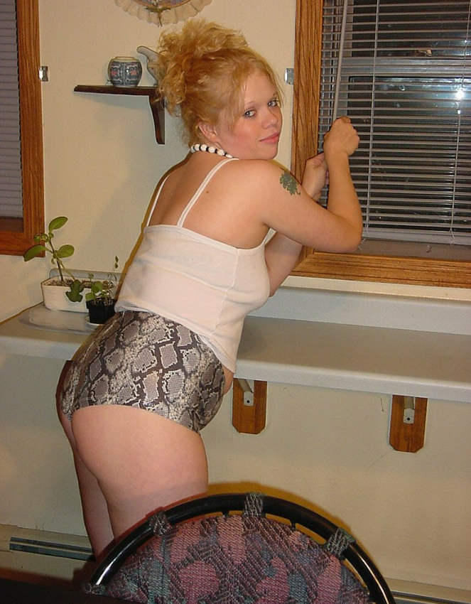 Gorda lavando los pies en el fregadero de la cocina
 #75517701