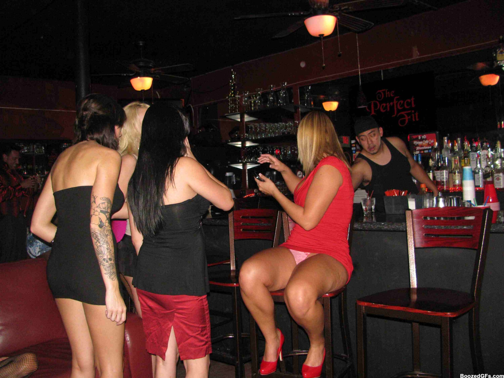Betrunkene Amateur-Mädchen blasen Schwänze auf der privaten Party
 #76401645