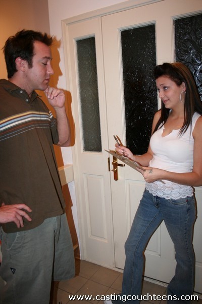 Joven de pelo oscuro tatuado recibe una explosión de polla en el sofá
 #67487941