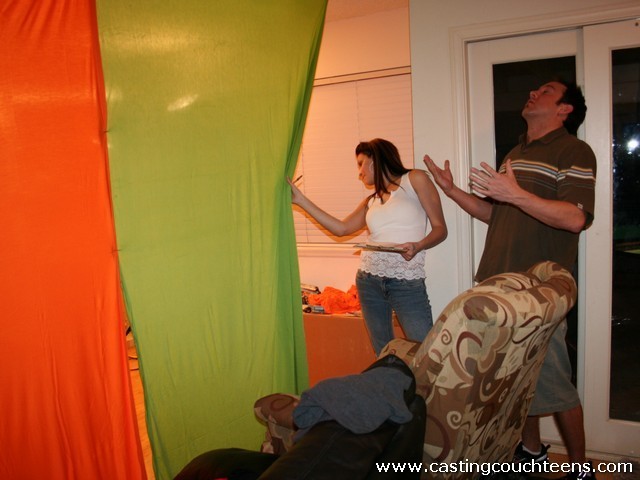 Joven de pelo oscuro tatuado recibe una explosión de polla en el sofá
 #67487958