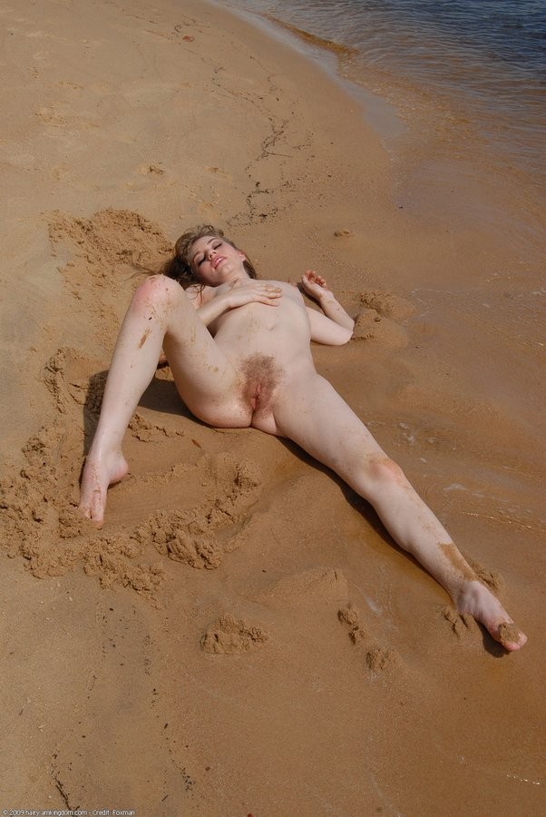 Rubia amateur peluda se desnuda al aire libre en la playa
 #73764709